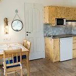 Matróz - Közvetlenül A Stranddal Szemben